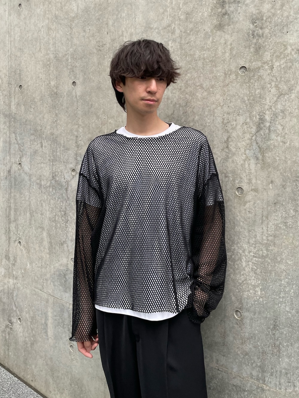 「モノトーン、ワイドパンツ、サンダル、白Tシャツ、Tシャツ、お出かけコーデ、きれいめカジュアル、レイヤードスタイル、メンズコーデ、メッシュ、モードカジュアル、モード、キレイめ、夏、夏コーデ」｜「Lui'sのSHINE BASIC TEE（Tシャツ/カットソー、ホワイト系）」を使った、ますだ　みつきさん（骨格ナチュラル・メンズ・181cm）の春コーディネートの3枚目の写真