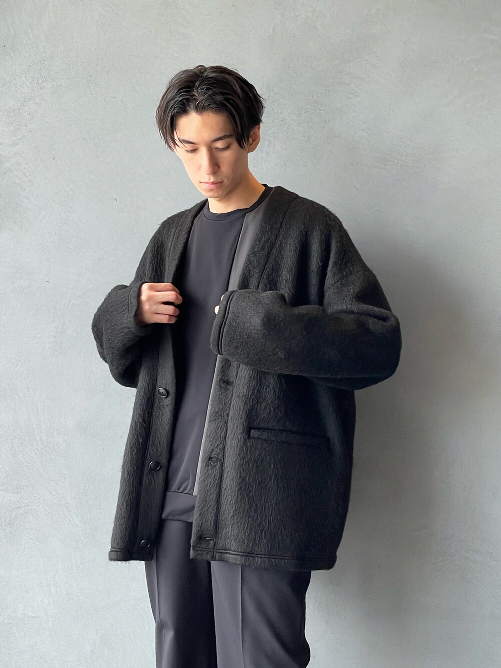 「秋コーデ、オールブラック、オールブラックコーデ、カーディガン、カーディガンコーデ、シンプル、ブーツ、モード、フレアパンツ、サイドゴアブーツ、大人カジュアル、シンプルコーデ、ビッグシルエット、大人コーデ、高身長コーデ」｜「Lui'sのスライバーカーディガン（カーディガン/ボレロ、ブラック系）」を使った、ますだ　みつきさん（メンズ・181cm）の秋コーディネートの2枚目の写真