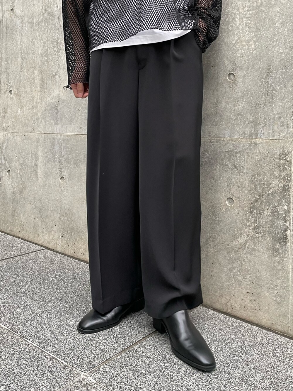 「モノトーン、ワイドパンツ、サンダル、白Tシャツ、Tシャツ、お出かけコーデ、きれいめカジュアル、レイヤードスタイル、メンズコーデ、メッシュ、モードカジュアル、モード、キレイめ、夏、夏コーデ」｜「Lui'sのSHINE BASIC TEE（Tシャツ/カットソー、ホワイト系）」を使った、ますだ　みつきさん（骨格ナチュラル・メンズ・181cm）の春コーディネートの5枚目の写真