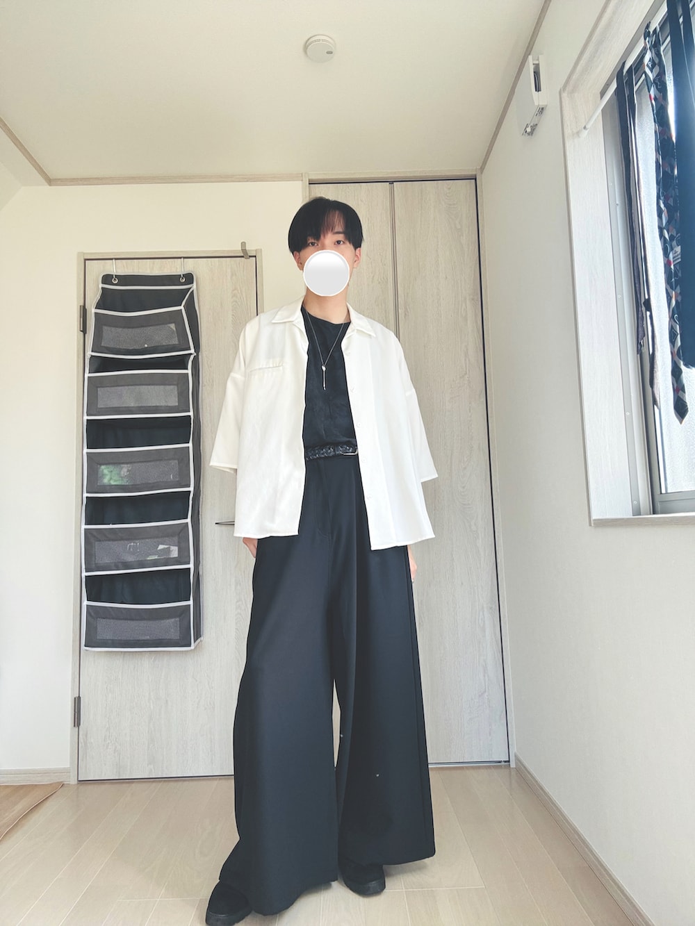 グレー系のTシャツ/カットソー、ホワイト系のシャツ/ブラウス、ブラック系のスラックスを着用したメンズの秋コーディネートの2枚目の写真