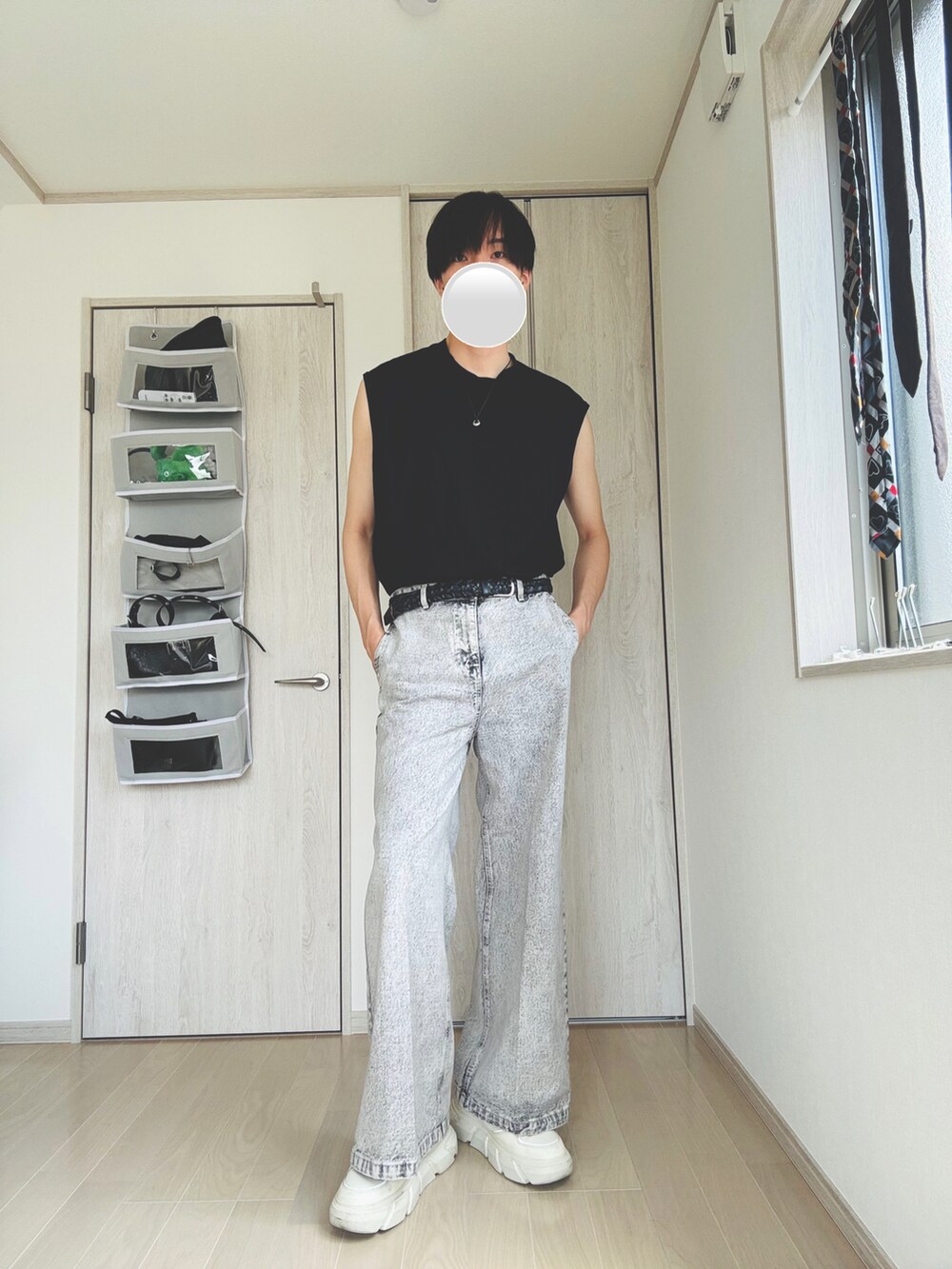 ホワイト系のスニーカー、ホワイト系のデニムパンツ、グレー系のシャツ/ブラウスを着用したメンズの夏コーディネートの2枚目の写真