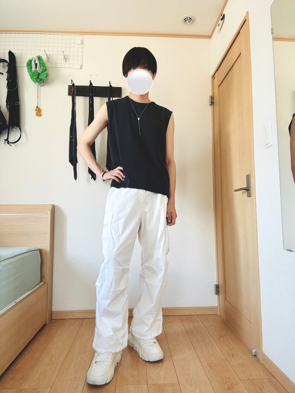 ホワイト系のシャツ/ブラウス、ブラック系のタンクトップ、ホワイト系のカーゴパンツを着用したメンズの夏コーディネートの2枚目の写真