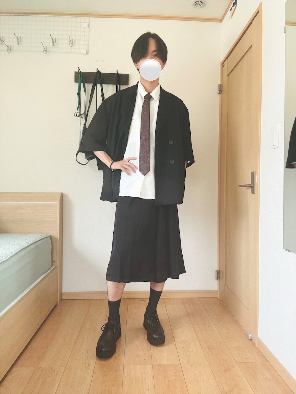 ホワイト系のシャツ/ブラウス、ブラック系のその他パンツ、レッド系のネクタイを着用したメンズの夏コーディネートの2枚目の写真