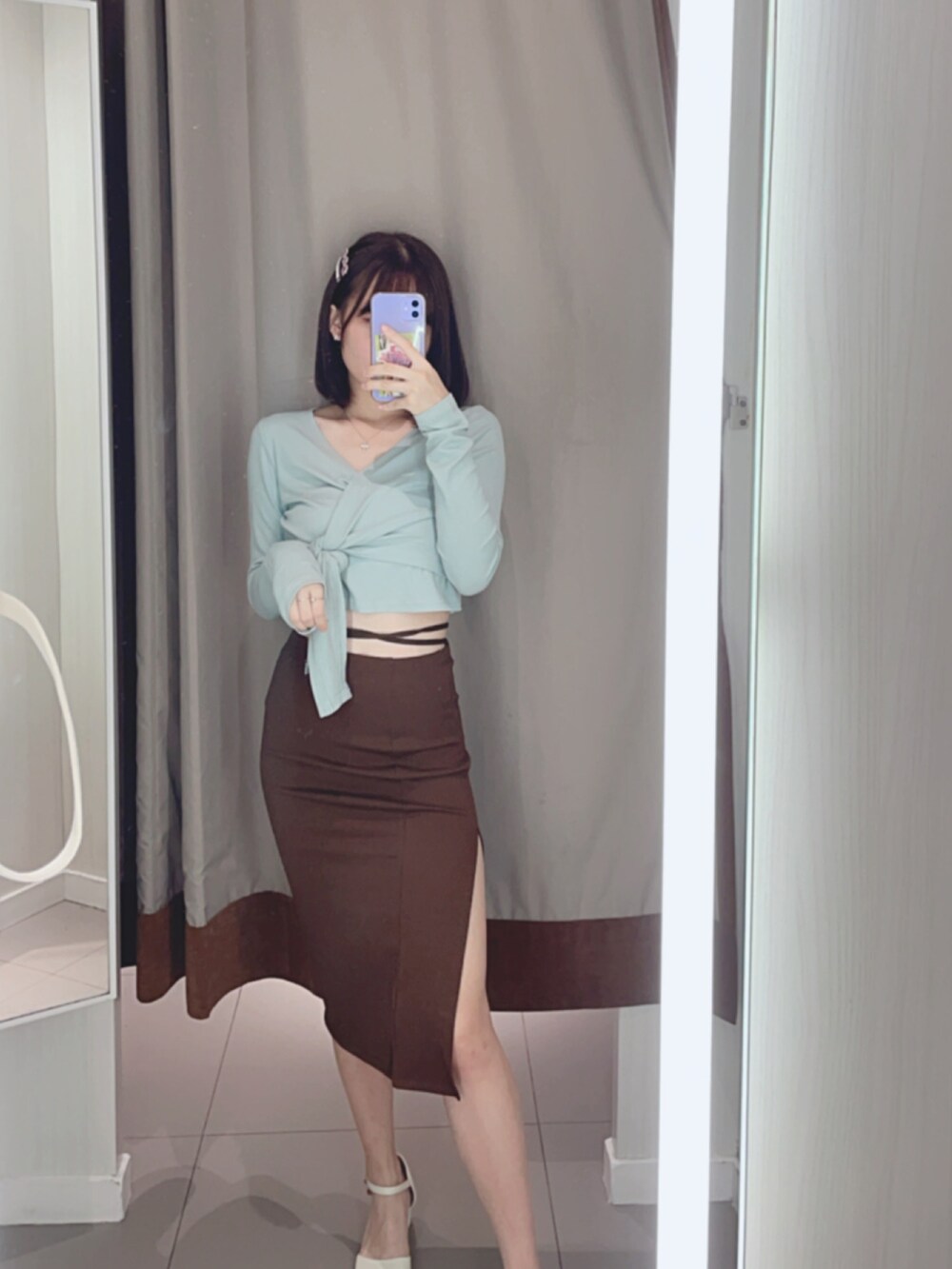 ブラウン系のスカートを着用したレディースの秋コーディネートの3枚目の写真