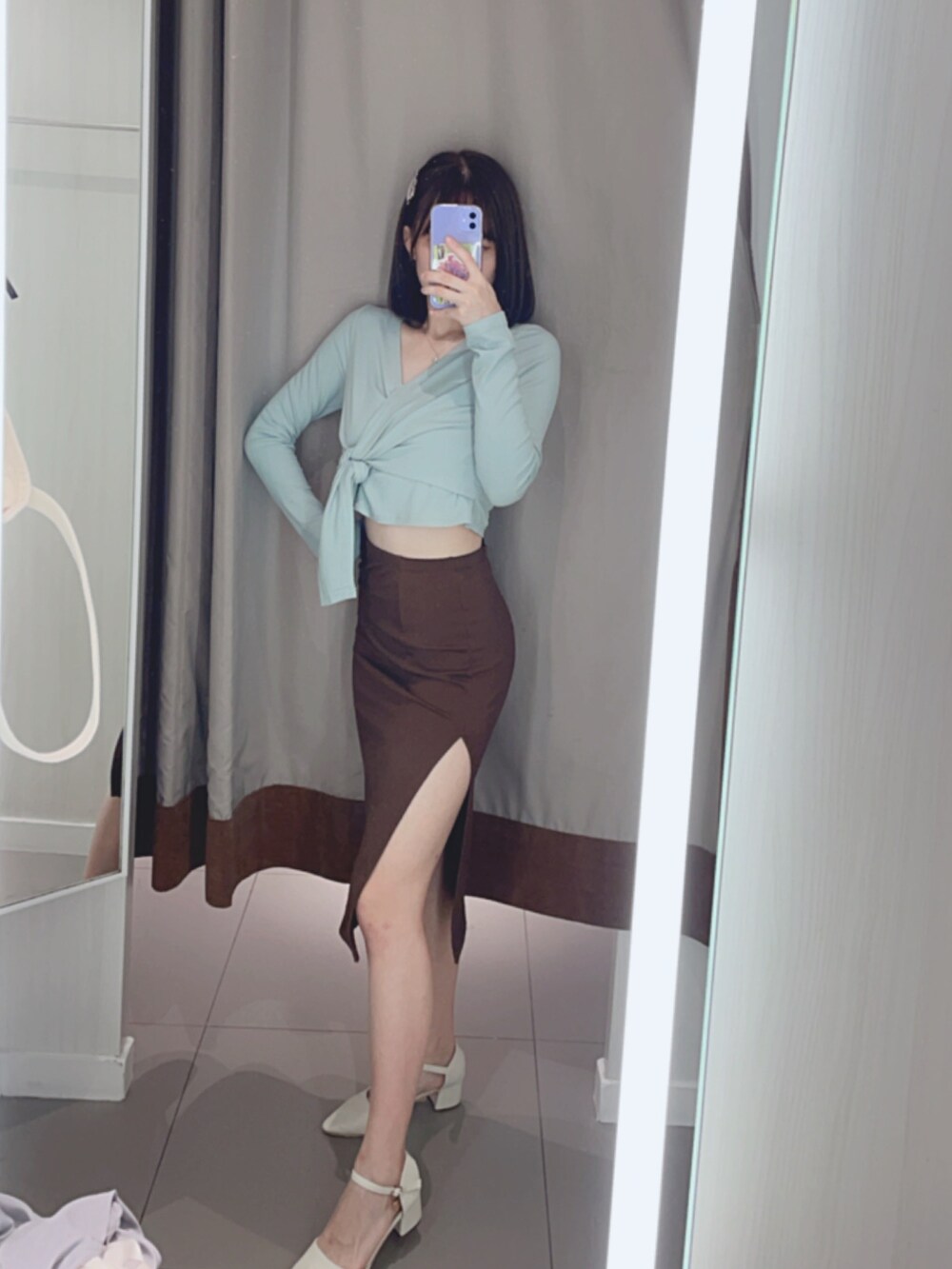 ブラウン系のスカートを着用したレディースの秋コーディネートの2枚目の写真