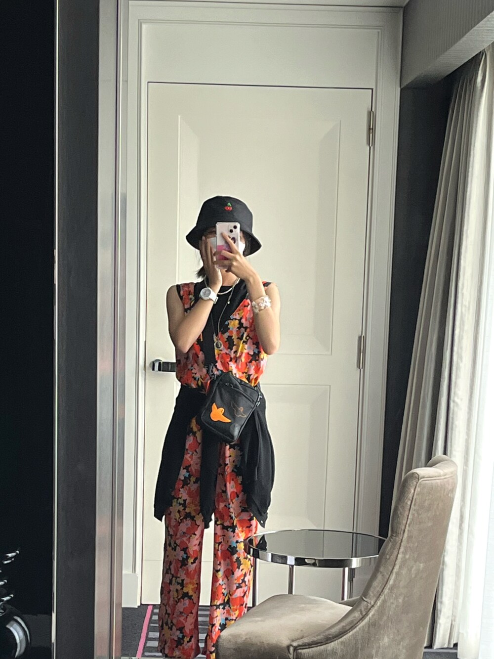 ブラック系のショルダーバッグ、ブラック系のサンダル、その他のつなぎ/オールインワンを着用したレディースの秋コーディネートの2枚目の写真