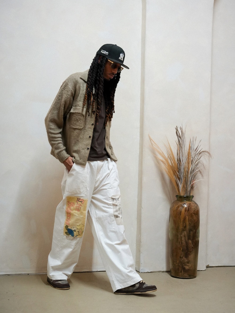 その他のスラックス、ブラウン系のその他アウター、ベージュ系のニット/セーターを着用したメンズの春コーディネートの2枚目の写真