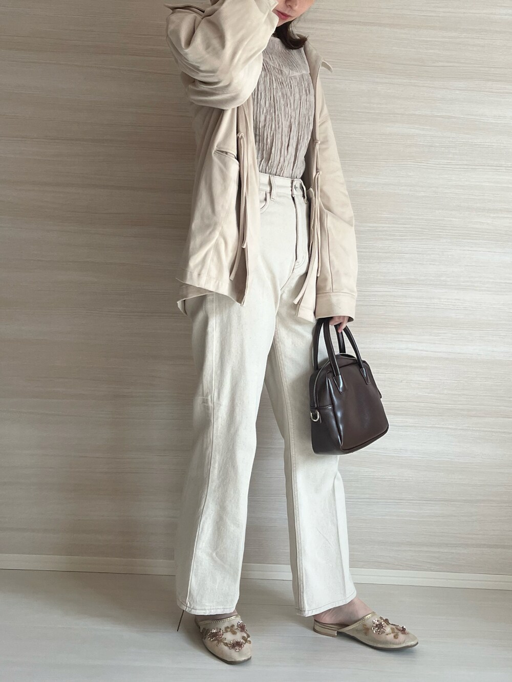 ホワイト系のその他アウター、ベージュ系のシャツ/ブラウス、ホワイト系のデニムパンツを着用したレディースの春コーディネートの2枚目の写真