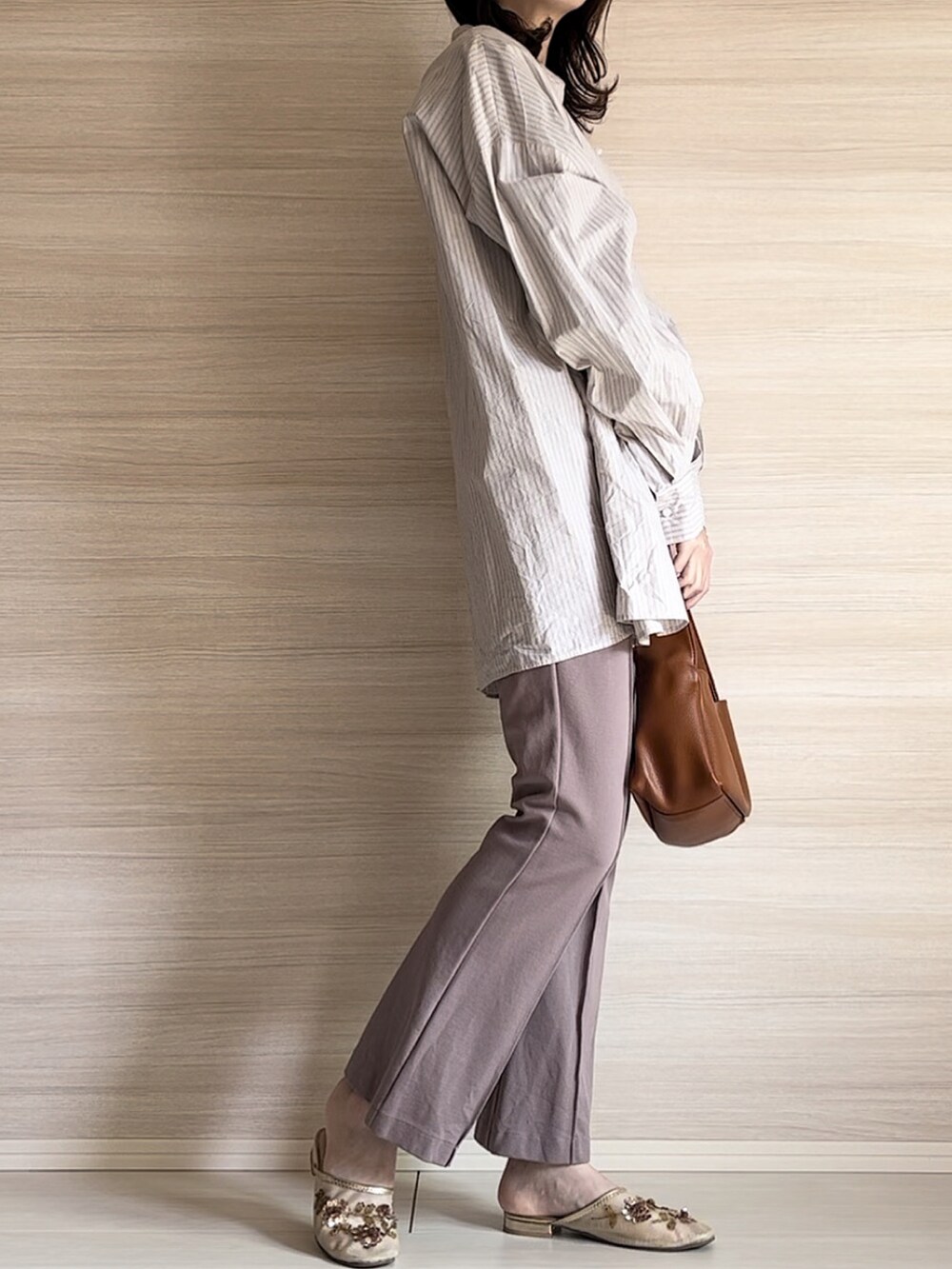 その他のシャツ/ブラウス、ブラウン系のハンドバッグ、ブラウン系のその他パンツを着用したレディースの春コーディネートの2枚目の写真