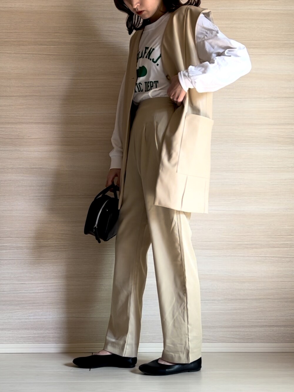 ベージュ系のその他パンツ、ブラック系のバレエシューズ、ホワイト系のTシャツ/カットソーを着用したレディースの春コーディネートの3枚目の写真