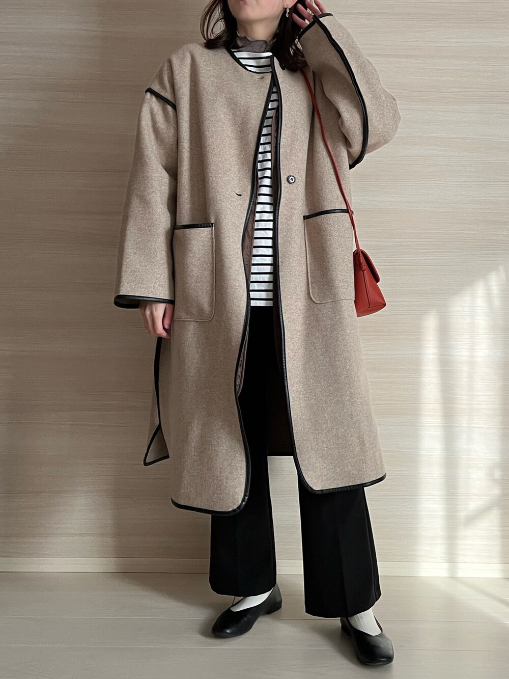 ホワイト系のTシャツ/カットソー、レッド系のショルダーバッグ、ブラック系のバレエシューズを着用したレディースの冬コーディネートの2枚目の写真