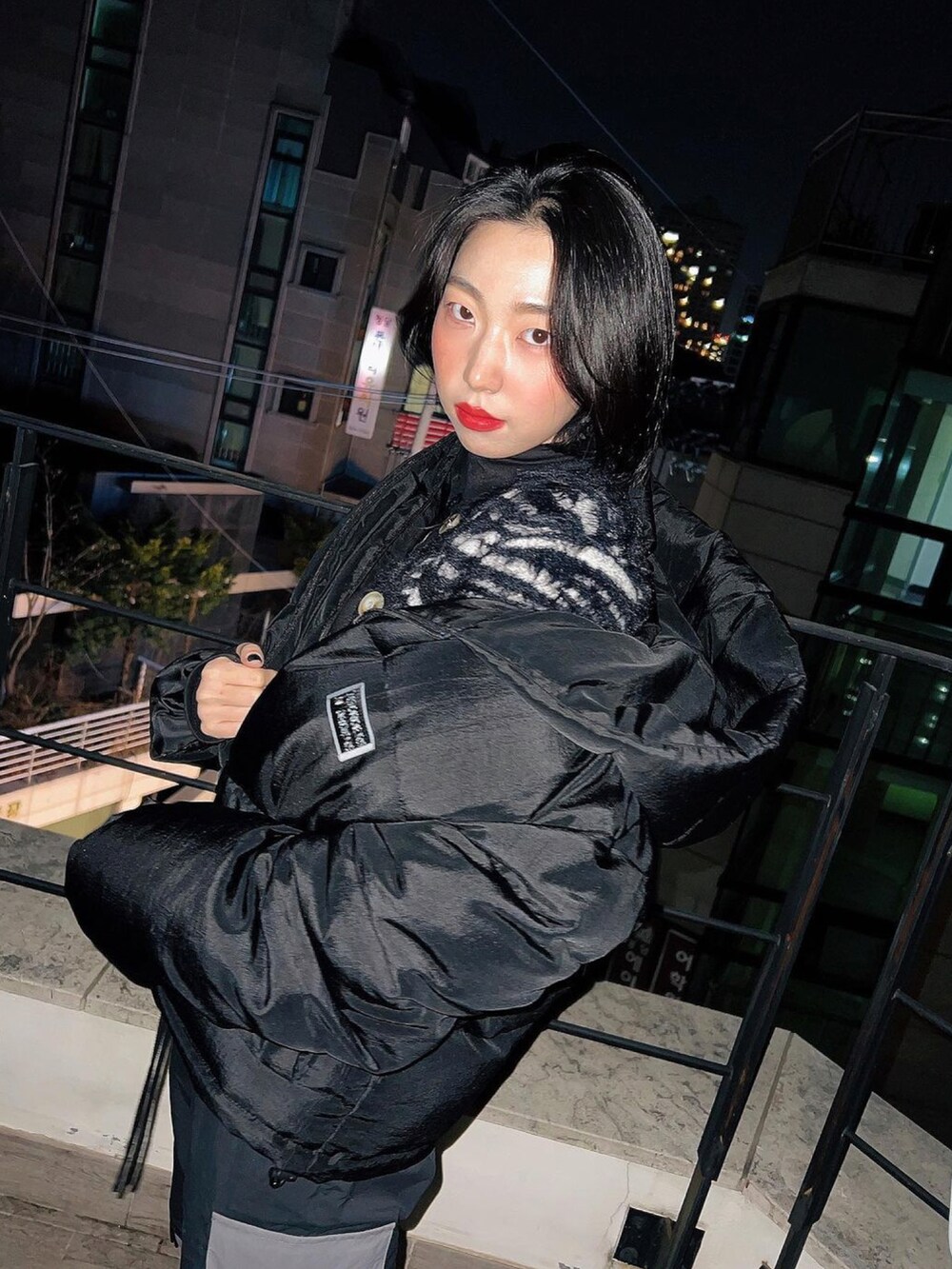 ブラック系のジャケット/アウターを着用したレディースの冬コーディネートの3枚目の写真