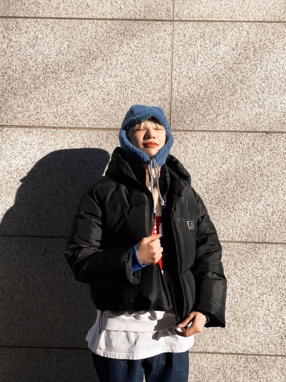 ブラック系のジャケット/アウターを着用したレディースの冬コーディネートの2枚目の写真