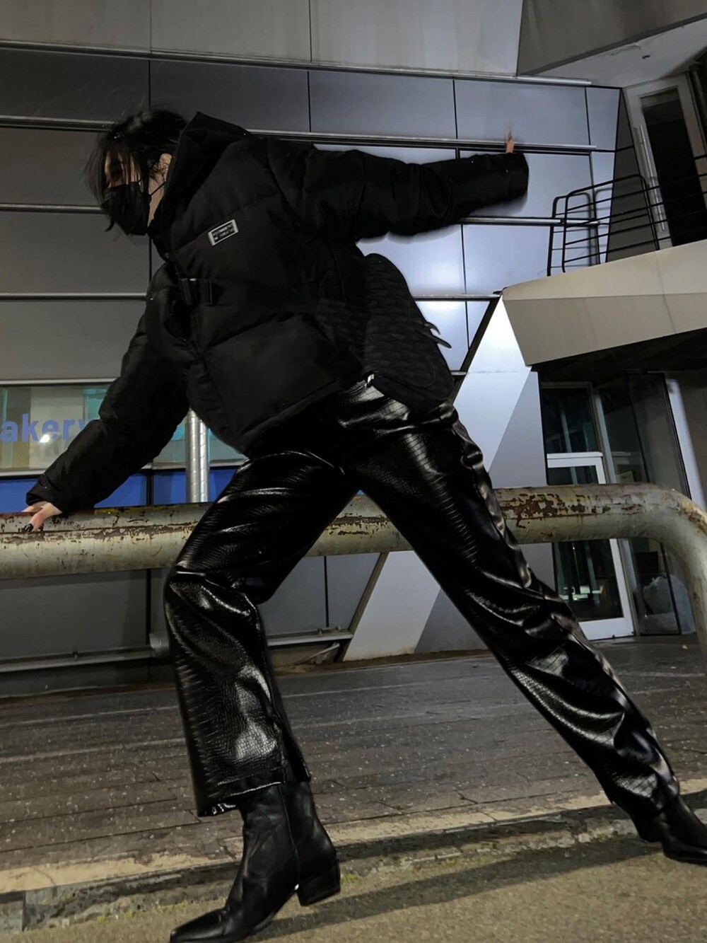 ブラック系のジャケット/アウターを着用したレディースの冬コーディネートの4枚目の写真