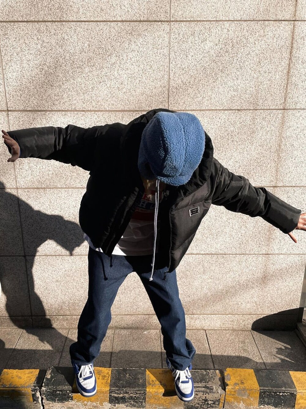 ブラック系のジャケット/アウターを着用したレディースの冬コーディネートの4枚目の写真