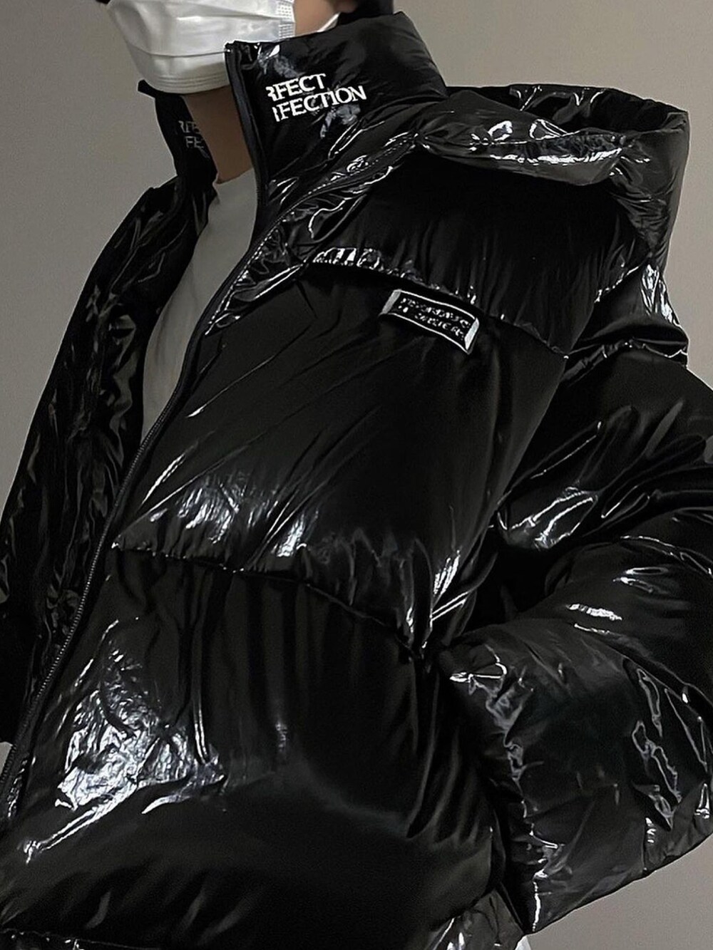 ブラック系のダウンジャケット/コートを着用したメンズの冬コーディネートの2枚目の写真