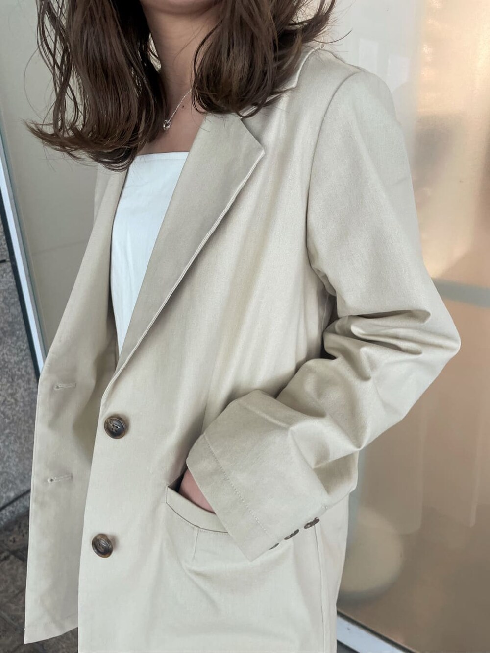 「大人可愛い、春服コーデ、モテコーデ、ワンピース、マーメイドワンピース、大人フェミニン、158cmコーデ、大人シンプル、トレンド、マーメイドスカート、大人カジュアル、大人っぽコーデ、ワントーンコーデ、ロングスカート、双子コーデ」｜「dazzlinのシングルオーバーテーラードジャケット（テーラードジャケット、ベージュ系）」を使った、AYU KAMEIさん（レディース・158cm）の春コーディネートの4枚目の写真