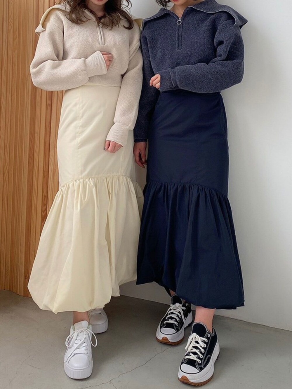 グレー系のニット/セーター、ブルー系のスカートを着用したレディースの夏コーディネートの5枚目の写真