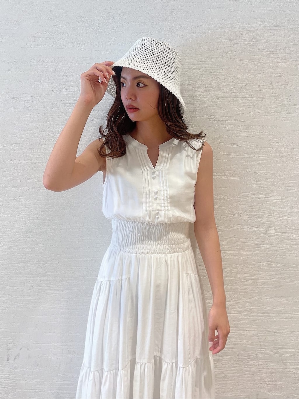 パープル系のサンダル、ホワイト系のワンピース、パープル系のシャツ/ブラウスを着用したレディースの春コーディネートの8枚目の写真