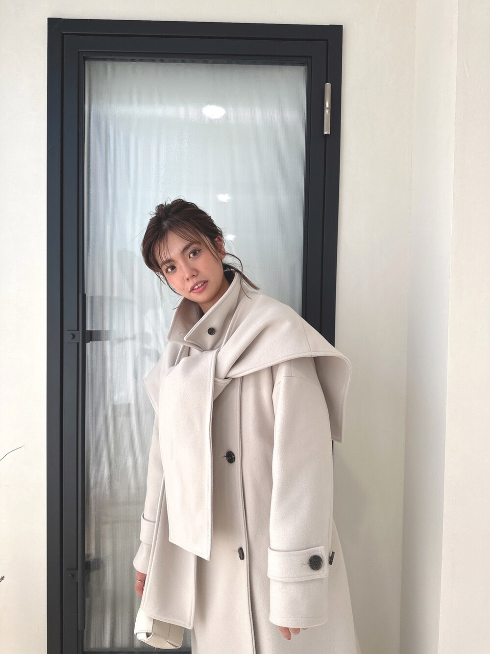 ホワイト系のその他アウターを着用したレディースの夏コーディネートの8枚目の写真