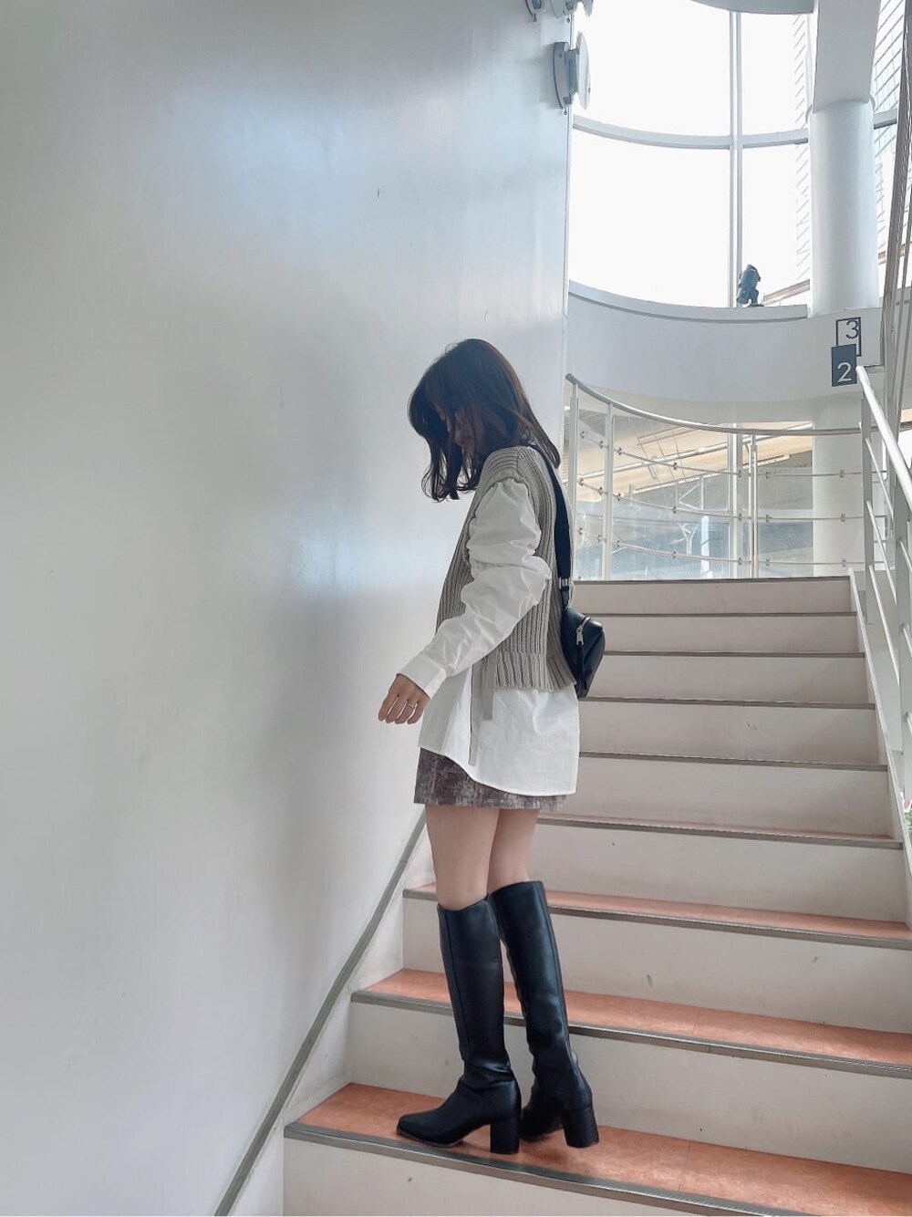 「大人っぽコーデ、ダズリン、大人可愛い、スカート、ブラックコーデ、ママコーデ、ワントーンコーデ、158cmコーデ、モノトーン、きれいめカジュアル、秋服、ミニスカート、カジュアルコーデ、dazzlin、ロングブーツ」｜「dazzlinのジャカードランダムミニスカート（スカート、グレー系）」を使った、AYU KAMEIさん（レディース・158cm）の秋コーディネートの4枚目の写真