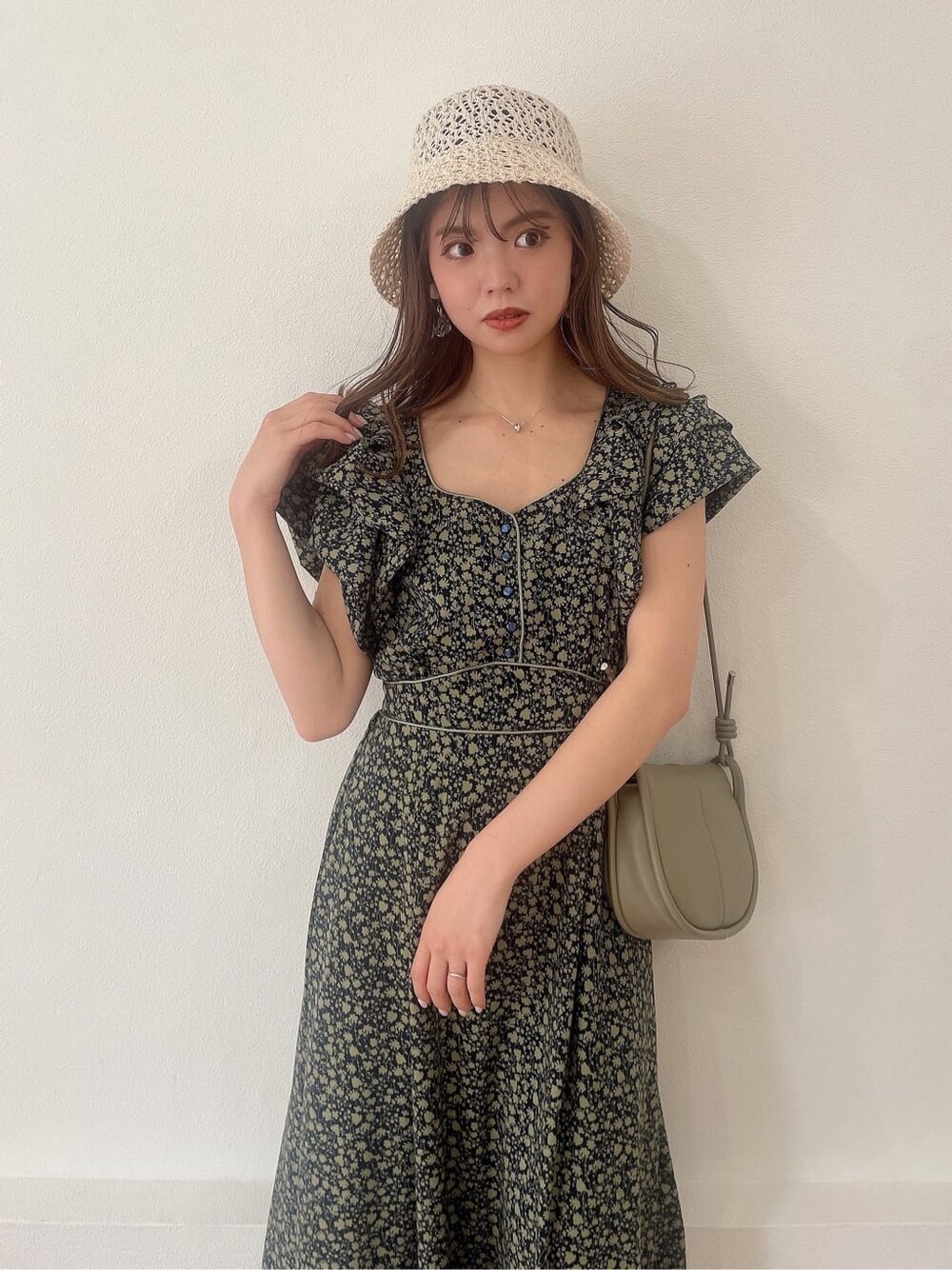 「dazzlin、ワンピース、ウエストマーク、ダズリン、トレンド、ワントーンコーデ、大人っぽコーデ、グリーンコーデ、クリアサンダル、韓国コーデ、モテコーデ、バケハ、きれいめカジュアル、大人フェミニン、158cmコーデ」｜「dazzlinのペーパー柄編みハット（ハット、ベージュ系）」を使った、AYU KAMEIさん（レディース・158cm）の夏コーディネートの4枚目の写真