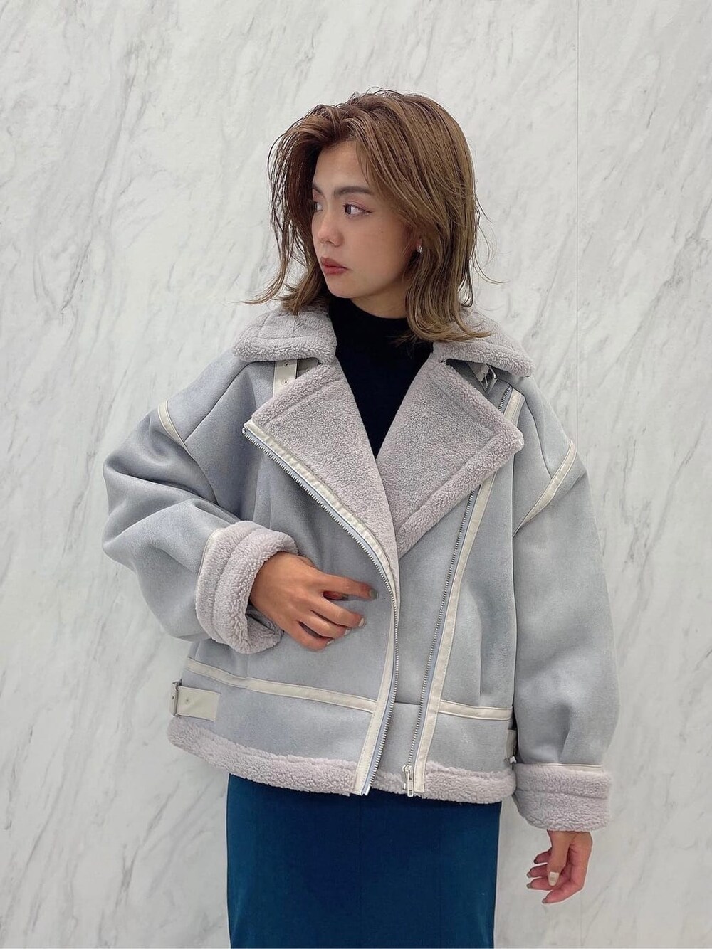 「大人っぽコーデ、dazzlin、ダズリン、ワントーンコーデ、ボアブルゾン、158cmコーデ、モテコーデ、きれいめカジュアル、トレンド、秋冬コーデ、淡色女子」｜「dazzlinのボアショートコンパクトブルゾン（ブルゾン、ブルー系）」を使った、AYU KAMEIさん（レディース・158cm）の秋コーディネートの3枚目の写真