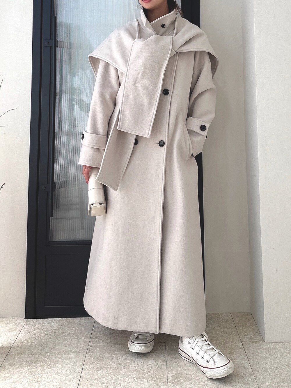 ホワイト系のその他アウターを着用したレディースの夏コーディネートの7枚目の写真