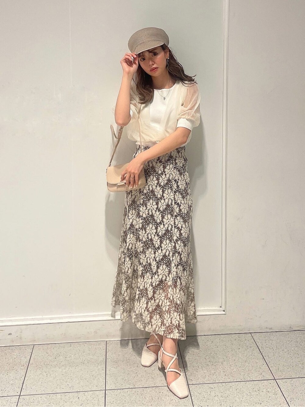 「夏コーデ、レーススカート、カシュクール、ワントーンコーデ、大人っぽコーデ、158cmコーデ、肌見せ、春服コーデ、ニットトップス、シアーニット、モテコーデ、ガーリーコーデ、きれいめカジュアル、花柄、トレンド」｜「dazzlinのチュールスリーブシアーニットトップス（ニット/セーター、ホワイト系）」を使った、AYU KAMEIさん（レディース・158cm）の春コーディネートの9枚目の写真