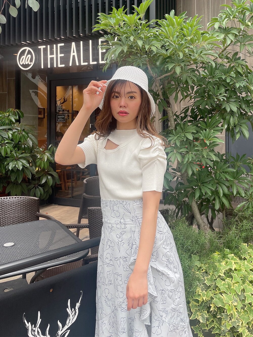 「ウエストマーク、春服、春服コーデ、トレンド、dazzlin、ダズリン、きれいめカジュアル、ワントーンコーデ、大人っぽコーデ、158cmコーデ、フェミニンコーデ、モテコーデ、大人フェミニン」｜「AKIII CLASSICの【AKIII】別注URBAN TRACKER（スニーカー、ホワイト系）」を使った、AYU KAMEIさん（レディース・158cm）の春コーディネートの3枚目の写真