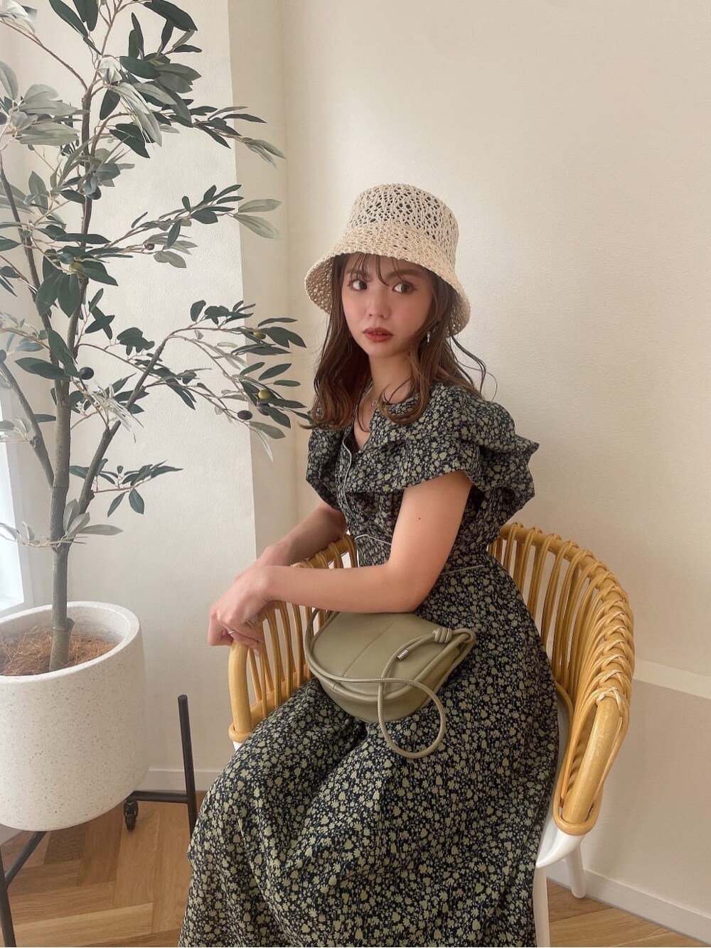 「dazzlin、ワンピース、ウエストマーク、ダズリン、トレンド、ワントーンコーデ、大人っぽコーデ、グリーンコーデ、クリアサンダル、韓国コーデ、モテコーデ、バケハ、きれいめカジュアル、大人フェミニン、158cmコーデ」｜「dazzlinのペーパー柄編みハット（ハット、ベージュ系）」を使った、AYU KAMEIさん（レディース・158cm）の夏コーディネートの3枚目の写真