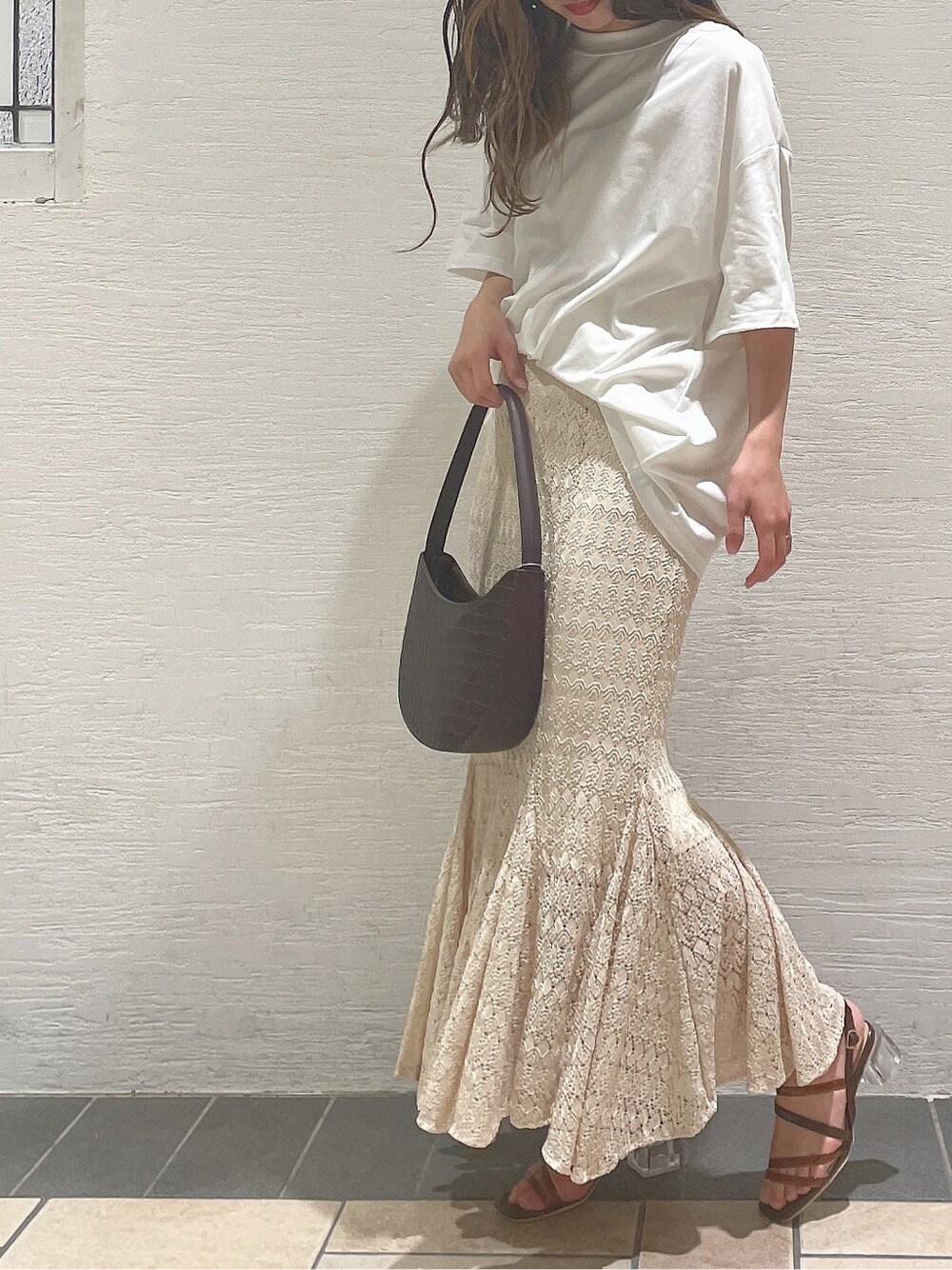 ブラウン系のサンダル、ホワイト系のTシャツ/カットソー、ホワイト系のスカートを着用したレディースの春コーディネートの5枚目の写真