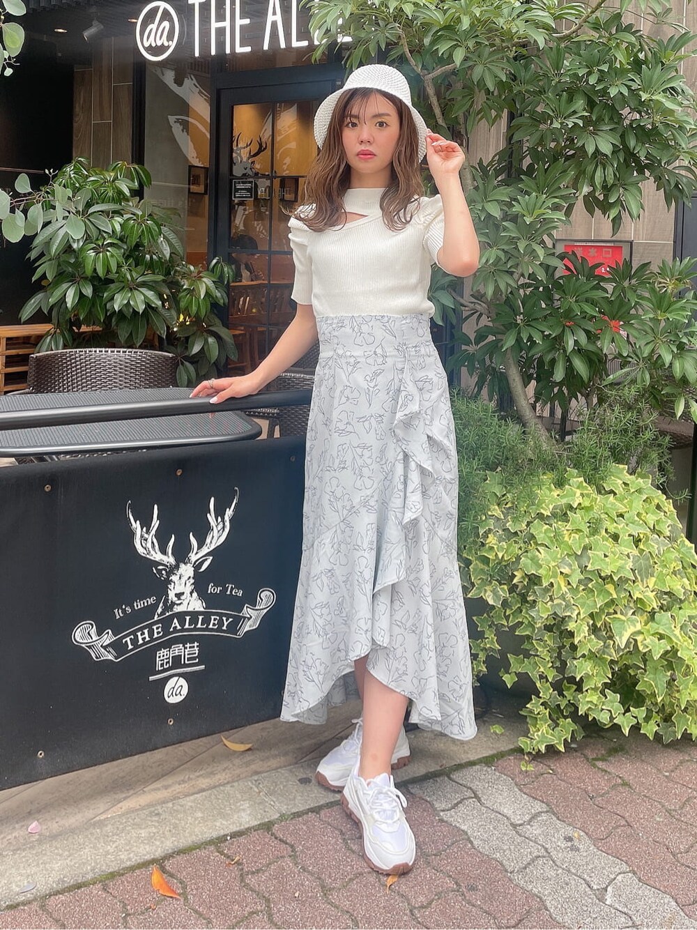 「ウエストマーク、春服、春服コーデ、トレンド、dazzlin、ダズリン、きれいめカジュアル、ワントーンコーデ、大人っぽコーデ、158cmコーデ、フェミニンコーデ、モテコーデ、大人フェミニン」｜「AKIII CLASSICの【AKIII】別注URBAN TRACKER（スニーカー、ホワイト系）」を使った、AYU KAMEIさん（レディース・158cm）の春コーディネートの8枚目の写真