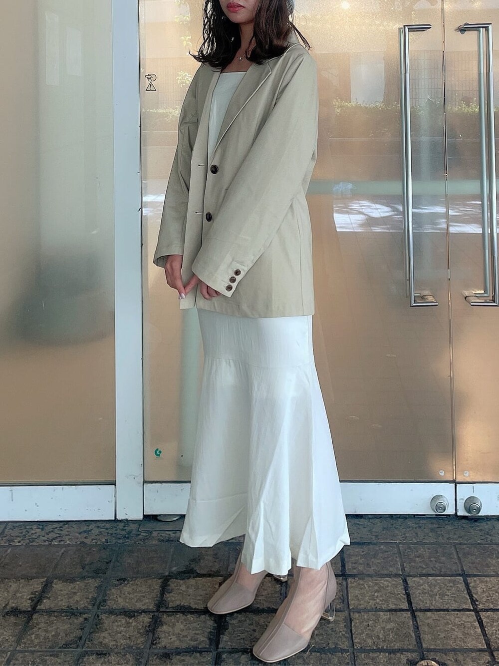 「大人可愛い、春服コーデ、モテコーデ、ワンピース、マーメイドワンピース、大人フェミニン、158cmコーデ、大人シンプル、トレンド、マーメイドスカート、大人カジュアル、大人っぽコーデ、ワントーンコーデ、ロングスカート、双子コーデ」｜「dazzlinのシングルオーバーテーラードジャケット（テーラードジャケット、ベージュ系）」を使った、AYU KAMEIさん（レディース・158cm）の春コーディネートの2枚目の写真