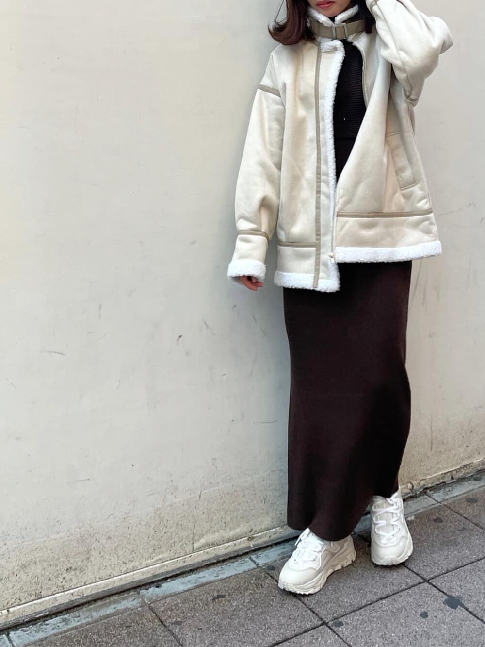 「秋シューズ、大人コーデ、きれいめカジュアル、トレンド、秋冬、ママコーデ、ワンピース、スニーカーコーデ、秋アウター、秋コーデ、秋カラー、モテコーデ、カジュアル、158cmコーデ、ブラウンコーデ」｜「dazzlinのボアパイピングブルゾン（ブルゾン、ホワイト系）」を使った、AYU KAMEIさん（レディース・158cm）の秋コーディネートの5枚目の写真