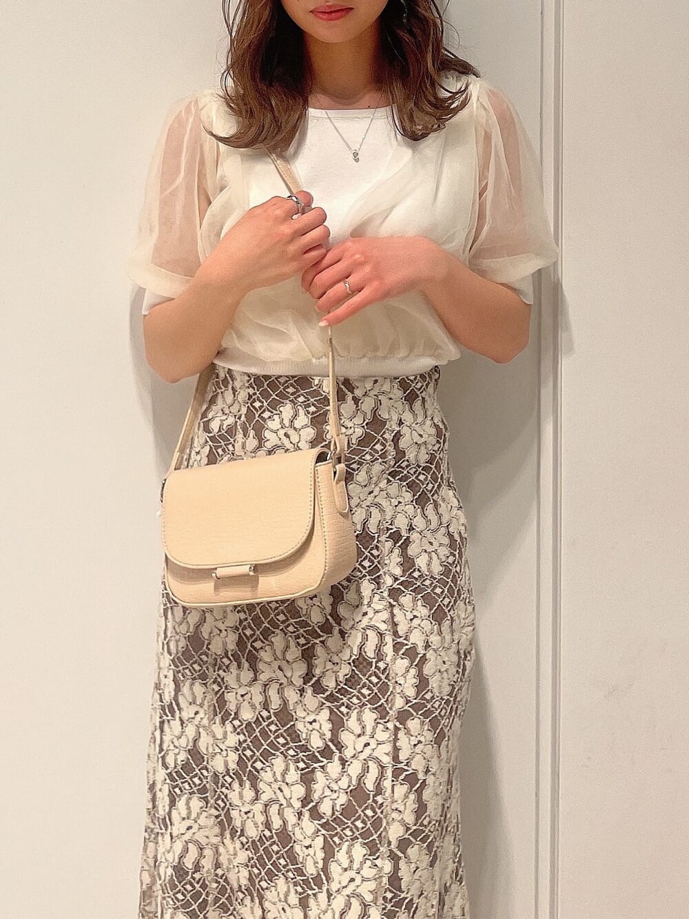 「夏コーデ、レーススカート、カシュクール、ワントーンコーデ、大人っぽコーデ、158cmコーデ、肌見せ、春服コーデ、ニットトップス、シアーニット、モテコーデ、ガーリーコーデ、きれいめカジュアル、花柄、トレンド」｜「dazzlinのチュールスリーブシアーニットトップス（ニット/セーター、ホワイト系）」を使った、AYU KAMEIさん（レディース・158cm）の春コーディネートの4枚目の写真