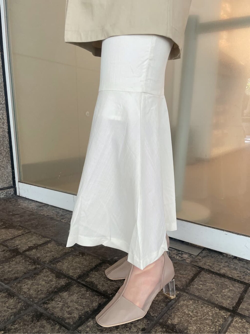 「大人可愛い、春服コーデ、モテコーデ、ワンピース、マーメイドワンピース、大人フェミニン、158cmコーデ、大人シンプル、トレンド、マーメイドスカート、大人カジュアル、大人っぽコーデ、ワントーンコーデ、ロングスカート、双子コーデ」｜「dazzlinのシングルオーバーテーラードジャケット（テーラードジャケット、ベージュ系）」を使った、AYU KAMEIさん（レディース・158cm）の春コーディネートの8枚目の写真