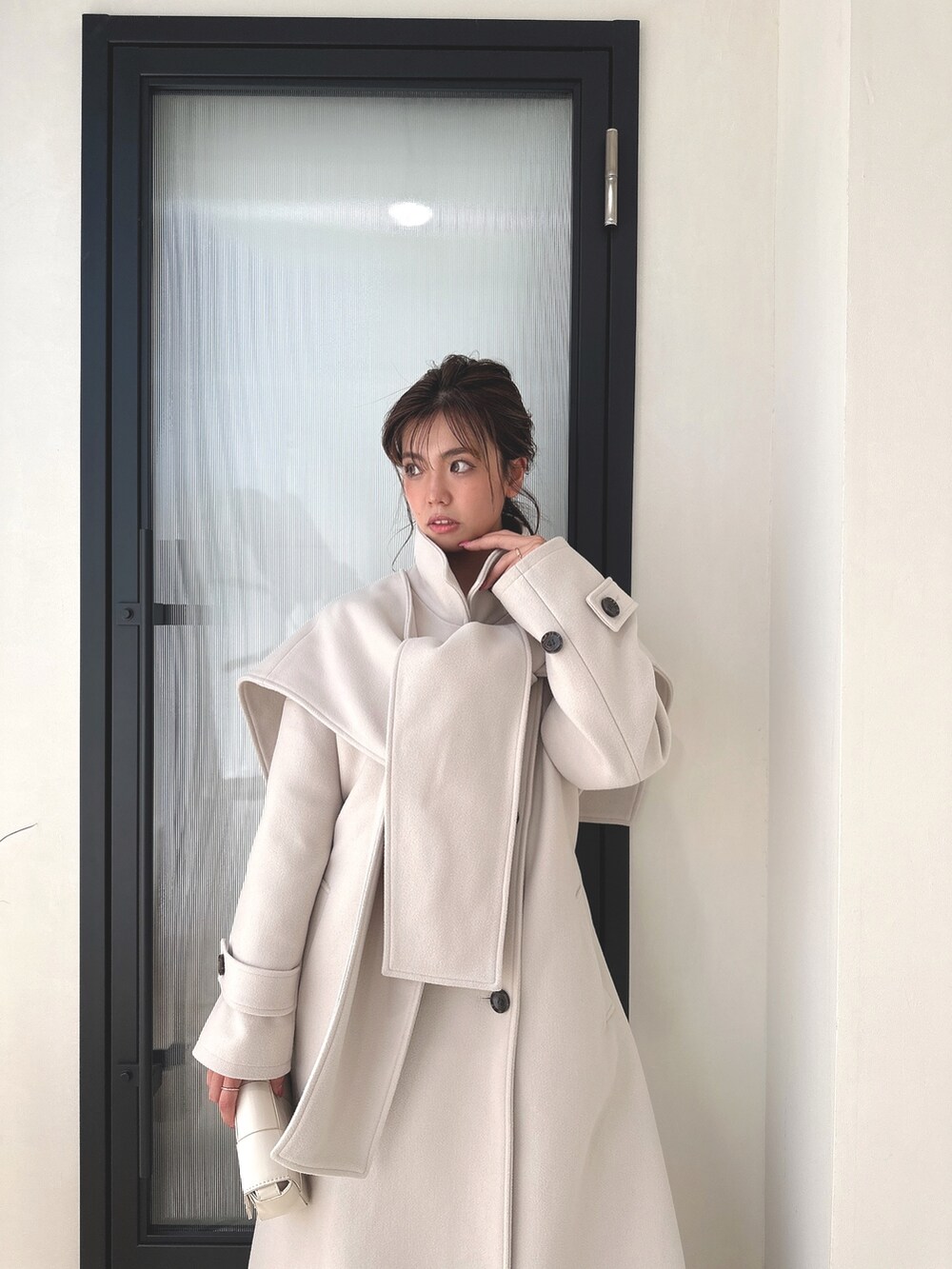 ホワイト系のその他アウターを着用したレディースの夏コーディネートの5枚目の写真