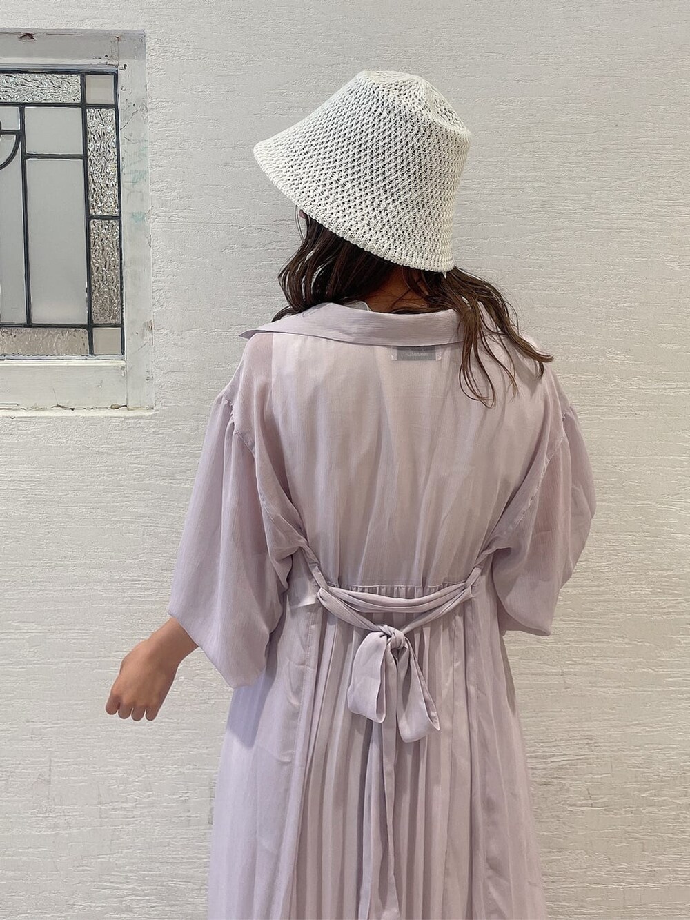 パープル系のサンダル、ホワイト系のワンピース、パープル系のシャツ/ブラウスを着用したレディースの春コーディネートの4枚目の写真