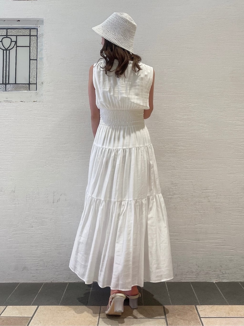 パープル系のサンダル、ホワイト系のワンピース、パープル系のシャツ/ブラウスを着用したレディースの春コーディネートの6枚目の写真