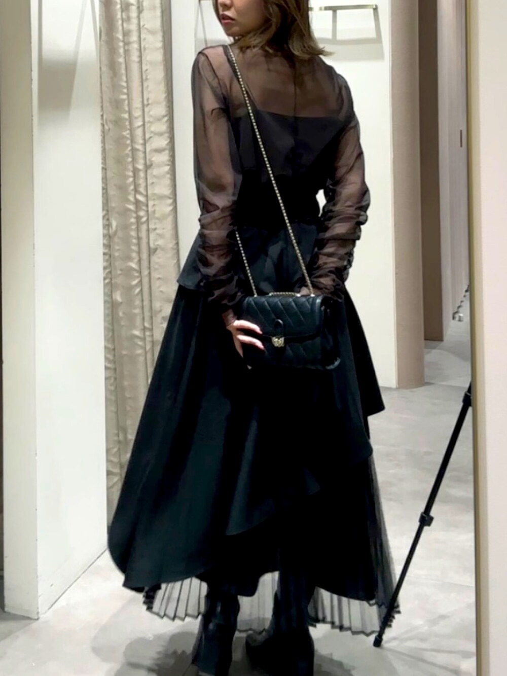 「お出かけコーデ、初秋コーデ、オトナ女子、おしゃれさんと繋がりたい、ショルダーバッグ、秋先取りコーデ、今日のコーデ、大人可愛い、結婚式、フェミニン、ブラック、ブラックコーデ」|「dazzlinのチュールシアーギャザートップス(Tシャツ/カットソー、グレー系)」を使った、AYU KAMEIさん(レディース・158cm)の夏コーディネートの2枚目の写真