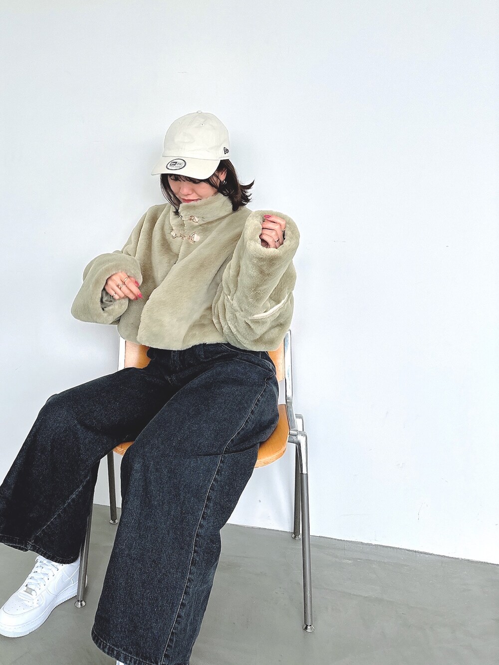 グリーン系のその他アウター、ブラック系のデニムパンツ、ホワイト系のシューズを着用したレディースの夏コーディネートの2枚目の写真