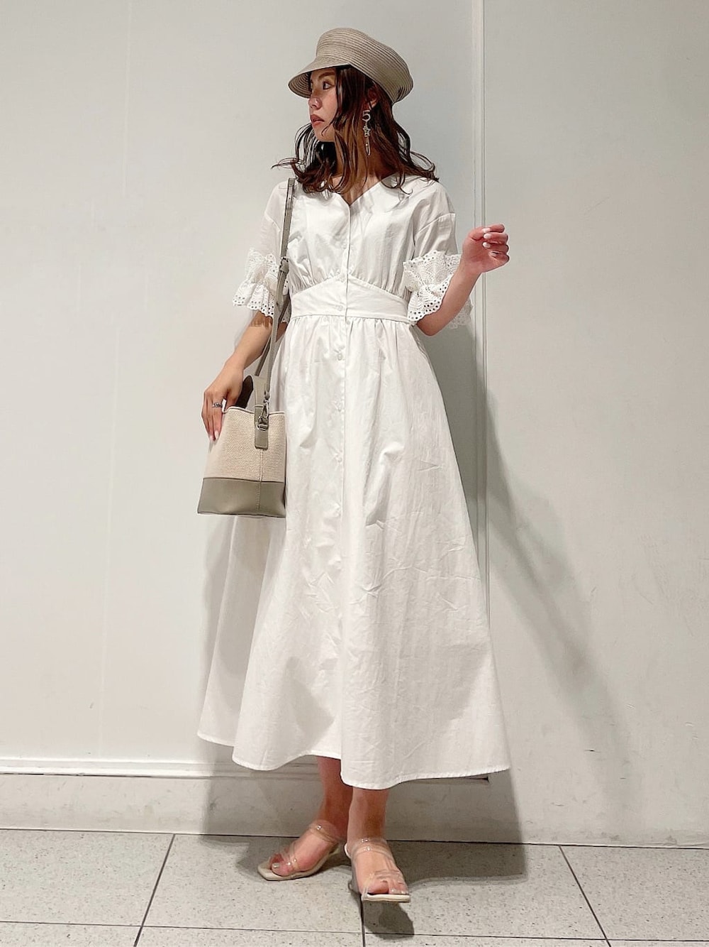 「大人フェミニン、158cmコーデ、きれいめカジュアル、コットン、ワンピース、大人っぽコーデ、春服、トレンド、ウエストマーク、ホワイトコーデ、ダズリン、モテコーデ、dazzlin、フレアワンピース、ワントーンコーデ」｜「dazzlinのスリーブコットンシャツワンピース（ワンピース、ホワイト系）」を使った、AYU KAMEIさん（レディース・158cm）の春コーディネートの2枚目の写真
