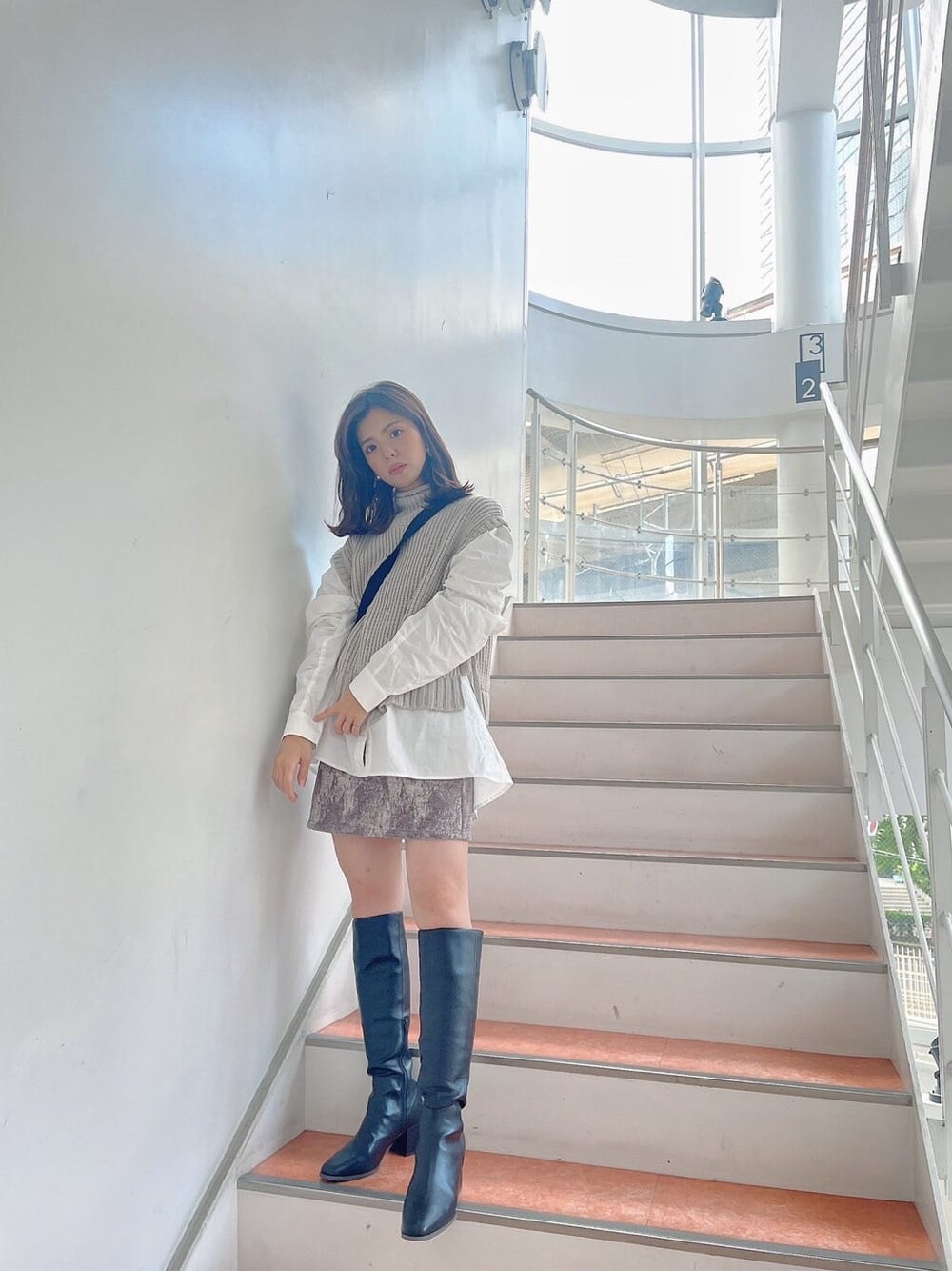 「大人っぽコーデ、ダズリン、大人可愛い、スカート、ブラックコーデ、ママコーデ、ワントーンコーデ、158cmコーデ、モノトーン、きれいめカジュアル、秋服、ミニスカート、カジュアルコーデ、dazzlin、ロングブーツ」｜「dazzlinのジャカードランダムミニスカート（スカート、グレー系）」を使った、AYU KAMEIさん（レディース・158cm）の秋コーディネートの2枚目の写真