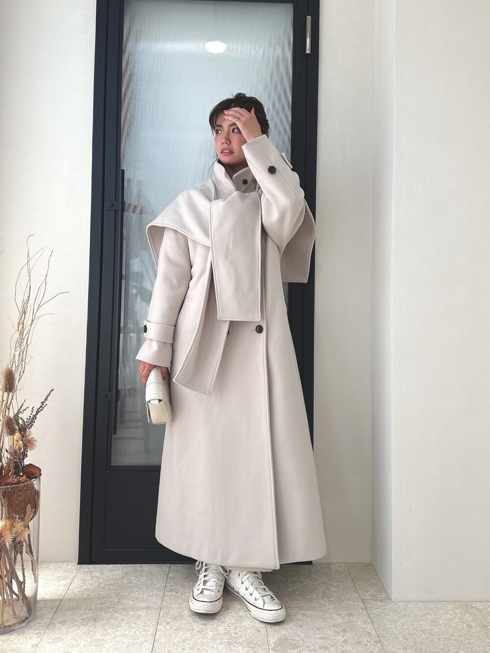 ホワイト系のその他アウターを着用したレディースの夏コーディネートの2枚目の写真