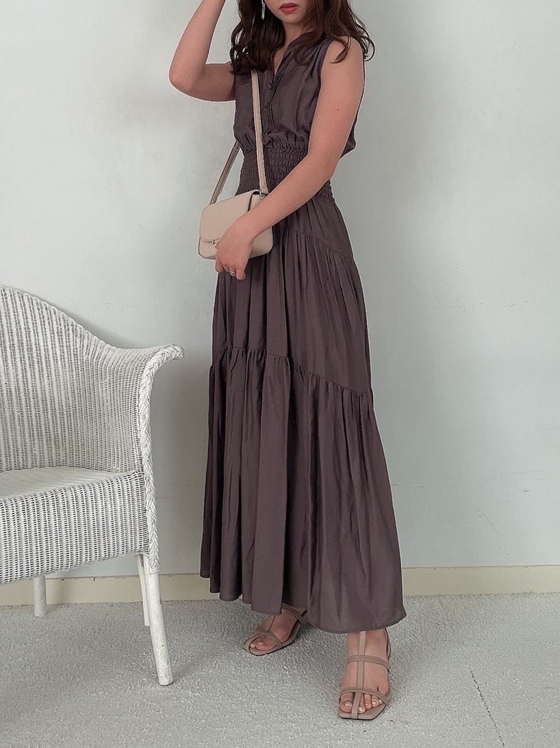 ブラウン系のワンピース、ベージュ系のサンダルを着用したレディースの春コーディネートの2枚目の写真