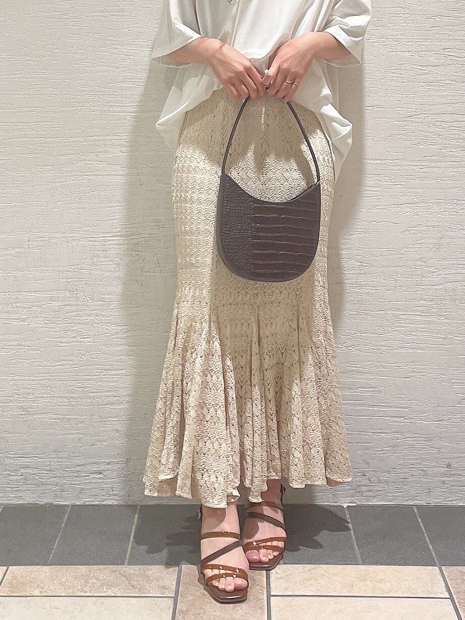 ブラウン系のサンダル、ホワイト系のTシャツ/カットソー、ホワイト系のスカートを着用したレディースの春コーディネートの4枚目の写真