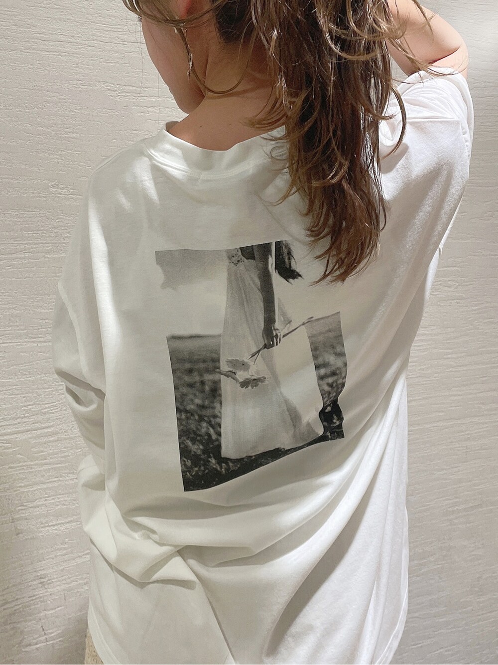 ブラウン系のサンダル、ホワイト系のTシャツ/カットソー、ホワイト系のスカートを着用したレディースの春コーディネートの6枚目の写真