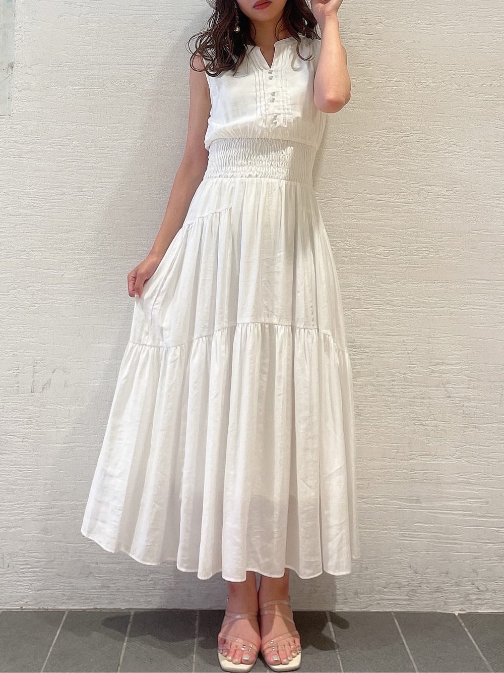 パープル系のサンダル、ホワイト系のワンピース、パープル系のシャツ/ブラウスを着用したレディースの春コーディネートの2枚目の写真