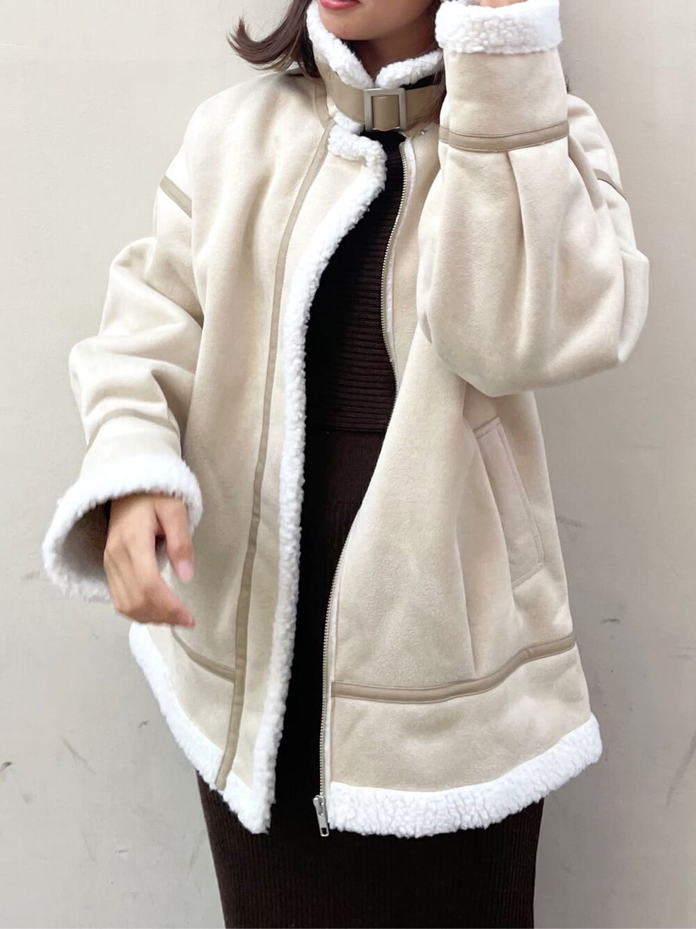 「秋シューズ、大人コーデ、きれいめカジュアル、トレンド、秋冬、ママコーデ、ワンピース、スニーカーコーデ、秋アウター、秋コーデ、秋カラー、モテコーデ、カジュアル、158cmコーデ、ブラウンコーデ」｜「dazzlinのボアパイピングブルゾン（ブルゾン、ホワイト系）」を使った、AYU KAMEIさん（レディース・158cm）の秋コーディネートの7枚目の写真
